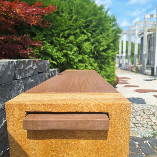 Meble ogrodowe, ławka z kamienia naturalnego.