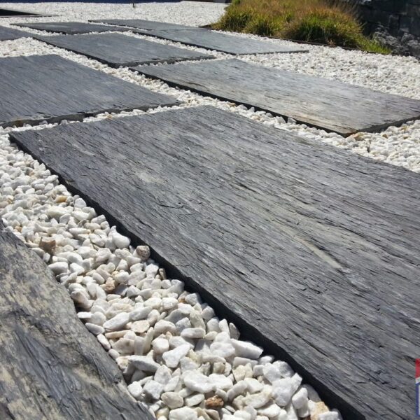 Stopnie bazaltowe na ścieżki