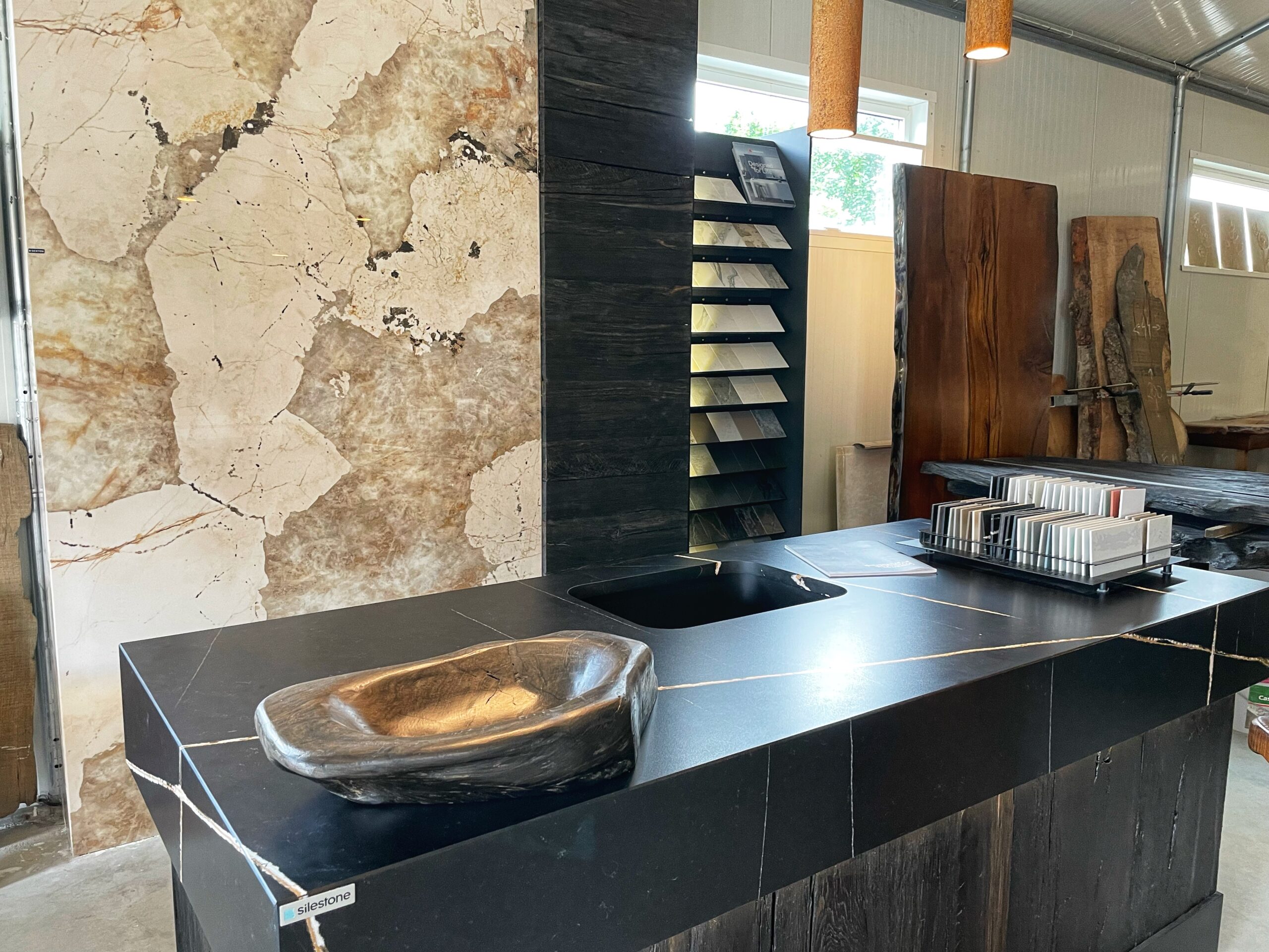 schowroom w piszu z blatem kamiennym