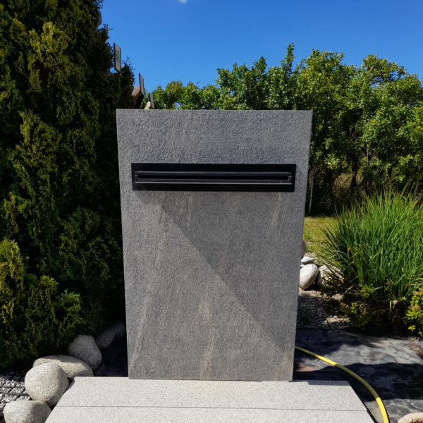 Fontanna Ogrodowa z kamienia naturalnego Gnejs Fuego