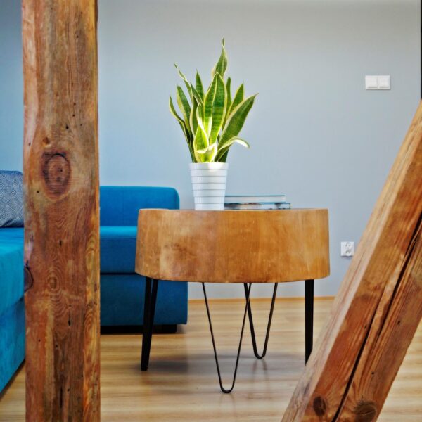 Stolik kawowy drewniany z czarnym blatem