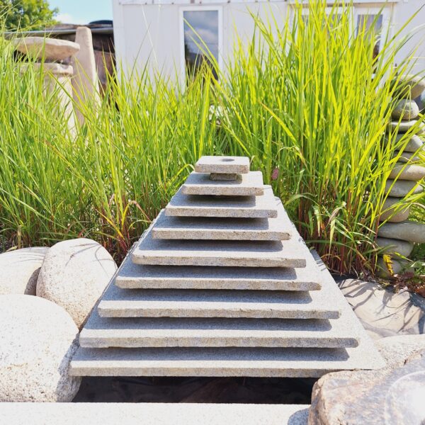 Fontanna kamienna granitowa" Piramida"