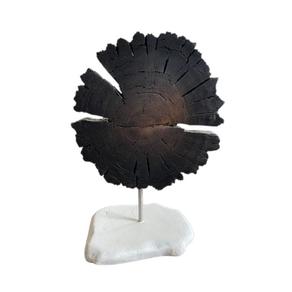 Rzeźba Z Czarnego Dębu Na Marmurowej Podstawie